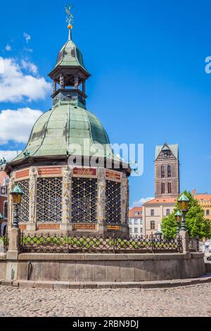 Denkmal Wasserkunst auf dem Marktplatz in der Altstadt von Wismar, Mecklenburg-Vorpommern, Ostsee, Norddeutschland, Deutschland Stockfoto