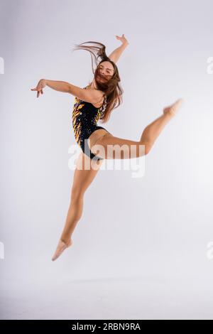 Modemädchen Balletttänzerin. Sportgymnastik-Studio mit weißem und schwarzem Hintergrund Stockfoto