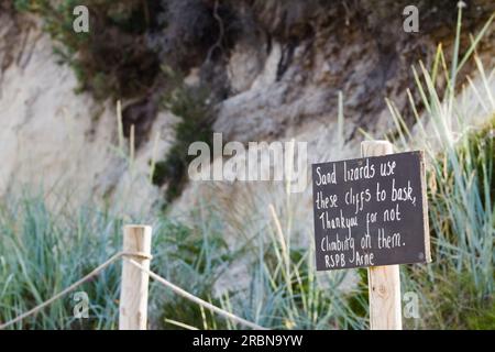 Höflicher Warnhinweis, nicht auf Sand Banks, Cliffs, The Habitiat of the Rare Sand Lizard, Lacerta agilis, RSPB Arne, Dorset, England zu klettern Stockfoto