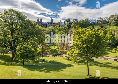 Blick von den Princes Street Gardens in Richtung Edinburgh Castle, Edinburgh, Stadt Edinburgh, Schottland, Großbritannien Stockfoto