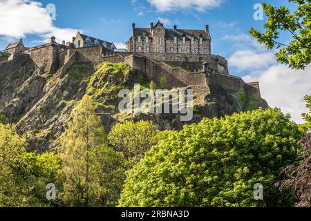 Blick von den Princes Street Gardens in Richtung Edinburgh Castle, Edinburgh, Stadt Edinburgh, Schottland, Großbritannien Stockfoto