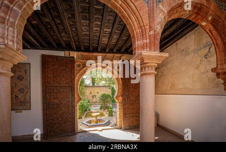 Einer der Innenhöfe von El Palacio de Mondragn, einem historischen Mudejar-Renaissance-Gebäude in der Altstadt von Ronda, Malaga, Spanien, mit einem D. Stockfoto