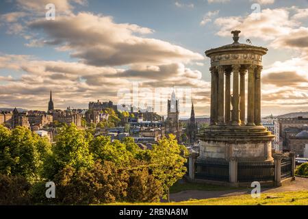 Dugald Stewart Monument am Carlton Hill mit Blick auf die Altstadt von Edinburgh, die Stadt Edinburgh, Schottland, Großbritannien Stockfoto