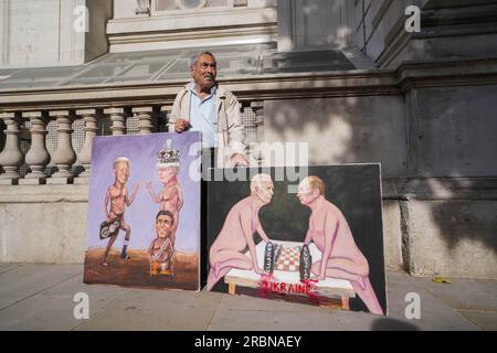 London UK. 10 . Juli 2023 . Künstler Kaya Mar mit satirischen Gemälden des Besuchs von Präsident Joe Biden im Zusammenhang mit der Lieferung von Streubomben durch die USA an die Ukraine. Kredit: amer Ghazzal/Alamy Live News Stockfoto