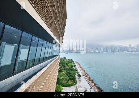 Hongkong, China - 28 2023. April: Außenansicht des Palastmuseums mit Artefakten des Pekinger Palastmuseums im West Kowloon Cultural District Stockfoto