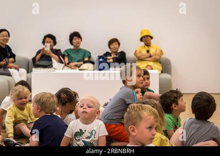 Kindergärten und südkoreanische Damen, Pompidou Centre, ein Museum für moderne Kunst, Paris, Frankreich Stockfoto