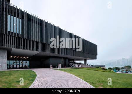 Hongkong, China - April 28 2023: M+ Museum im Kulturviertel West Kowloon, entworfen von Herzog de Meuron Stockfoto