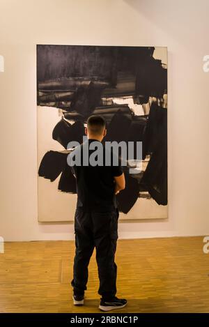 Pierre Soulages Gemälde, Centre Pompidou, Museum für moderne Kunst, Paris, Frankreich Stockfoto