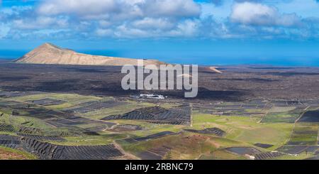 Panorama von Montana Corujo zum Besucherzentrum und Caldera Blanca, Lanzarote, Kanarischen Inseln, Spanien, Europa Stockfoto