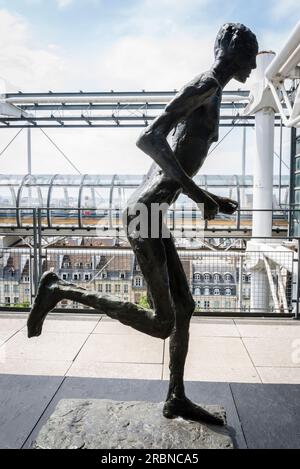 Germaine Richier Skulptur The Runner, 1955, Retrospektive, Pompidou Centre, ein Museum für moderne Kunst, Paris, Frankreich Stockfoto