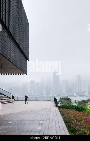 Hongkong, China - April 28 2023: M+ Museum im Kulturviertel West Kowloon, entworfen von Herzog de Meuron Stockfoto