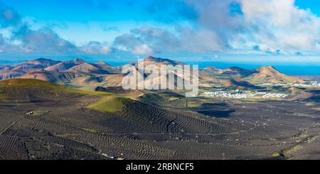 Sonnenaufgangspanorama von Montana de Guardilama bis zur Weinregion La Geria, mit den Städten Uga und Yaiza dahinter, Lanzarote, Kanarische Inseln, Spanien, EUR Stockfoto