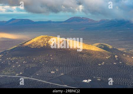 Panorama von Montana de Guardilama nach Montana Chupaderos und der Weinregion La Geria mit den Feuerbergen dahinter, Lanzarote, Kanarische Inseln, Spa Stockfoto