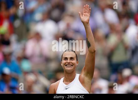 Aryna Sabalenka feiert den Sieg über Ekaterina Alexandrova am 8. Tag der Wimbledon-Meisterschaft 2023 im All England Lawn Tennis and Croquet Club in Wimbledon. Foto: Montag, 10. Juli 2023. Stockfoto