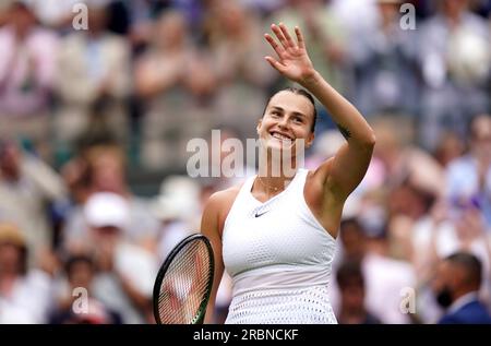 Aryna Sabalenka feiert den Sieg über Ekaterina Alexandrova am 8. Tag der Wimbledon-Meisterschaft 2023 im All England Lawn Tennis and Croquet Club in Wimbledon. Foto: Montag, 10. Juli 2023. Stockfoto