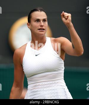 Aryna Sabalenka feiert den Sieg über Ekaterina Alexandrova am 8. Tag der Wimbledon-Meisterschaft 2023 im All England Lawn Tennis and Croquet Club in Wimbledon. Foto: Montag, 10. Juli 2023. Stockfoto