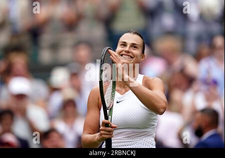 Aryna Sabalenka feiert den Sieg über Ekaterina Alexandrova am 8. Tag der Wimbledon-Meisterschaft 2023 im All England Lawn Tennis and Croquet Club in Wimbledon. Foto: Montag, 10. Juli 2023. Stockfoto