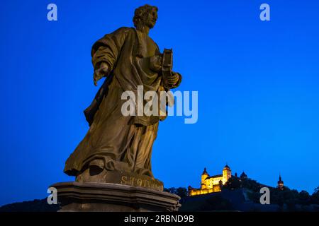 Statue auf der Alten Hauptbrücke über dem Main mit beleuchteter Marienberg Festung in der Dämmerung, Würzburg, Franken, Bayern, Deutschland, Europa Stockfoto