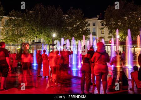 Menschen, die beleuchtete Brunnen bei Nacht bewundern, Béziers, Hérault, Frankreich, Europa Stockfoto