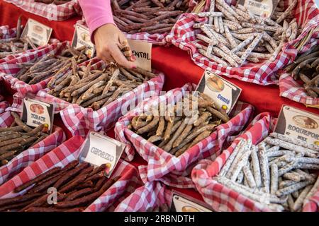 Würstchen zum Verkauf auf dem Louhans Market, Louhans, Saone-et-Loire, Frankreich, Europa Stockfoto