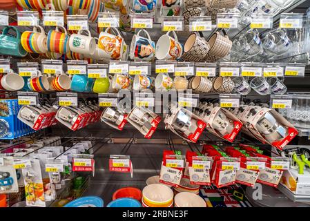 Italien - 10. Juli 2023: Moka Bialetti-Kaffeemaschinen, die in Regalen zum Verkauf stehen, mit Tassen und Tassen im italienischen Supermarkt Stockfoto