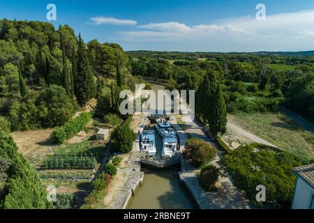 Luftaufnahme eines Le Boat Horizon 5 Hausboots und anderer Hausboote in der Schleuse von Ecluse de Pechlaurieron auf dem Canal du Midi, Argens-Minervois, Aude, Fr Stockfoto