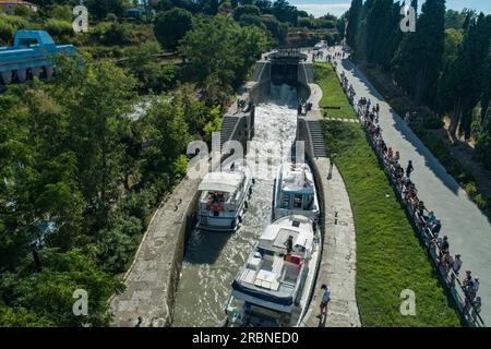 Luftaufnahme von Hausbooten in den Schleusen von Fonserannes am Canal du Midi, Béziers, Hérault, Frankreich, Europa Stockfoto