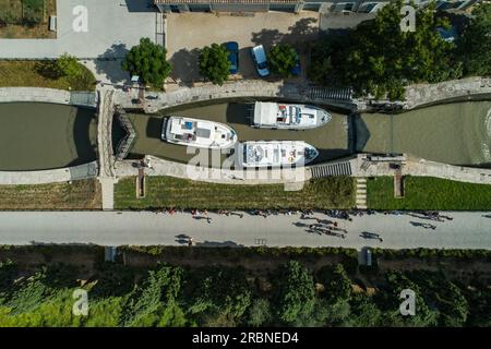 Luftaufnahme von Hausbooten in den Schleusen von Fonserannes am Canal du Midi, Béziers, Hérault, Frankreich, Europa Stockfoto