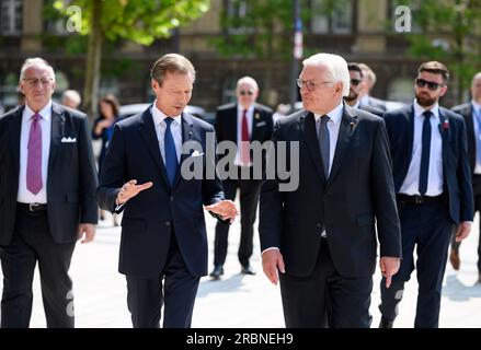 Luxemburg, Luxemburg. 10. Juli 2023. Großherzog Henri von Luxemburg und deutscher Präsident Frank-Walter Steinmeier gingen nach einer Straßenbahnfahrt durch Luxemburg-Stadt zu ihren Fahrzeugen. Präsident Steinmeier und seine Frau sind zu einem zweitägigen offiziellen Besuch in Luxemburg. Kredit: Bernd von Jutrczenka/dpa/Alamy Live News Stockfoto