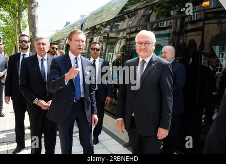 Luxemburg, Luxemburg. 10. Juli 2023. Großherzog Henri von Luxemburg und deutscher Präsident Frank-Walter Steinmeier gingen nach einer Straßenbahnfahrt durch Luxemburg-Stadt zu ihren Fahrzeugen. Präsident Steinmeier und seine Frau sind zu einem zweitägigen offiziellen Besuch in Luxemburg. Kredit: Bernd von Jutrczenka/dpa/Alamy Live News Stockfoto