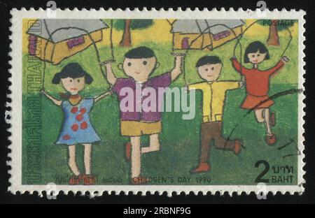 RUSSLAND KALININGRAD, 31. MAI 2016: Stempel gedruckt von Thailand, zeigt Kinder zeichnen von Kindern, überspringen Seil, circa 1990 Stockfoto