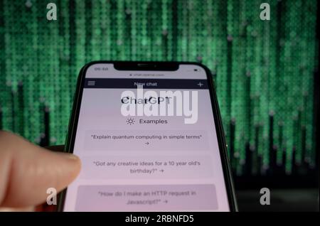 Azoren, Portugal - 21.01.2023: Smartphone-Bildschirm mit ChatGPT-Prompt-Webseite auf Matrixhintergrund. ChatGPT von OpenAI entwickelt Stockfoto
