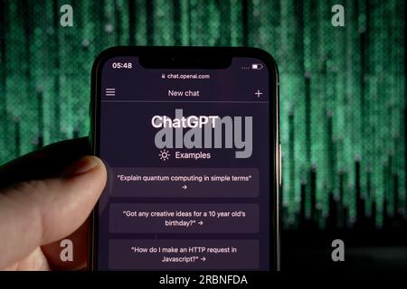 Azoren, Portugal - 21.01.2023: Smartphone-Bildschirm mit ChatGPT-Prompt-Webseite auf Matrixhintergrund. ChatGPT von OpenAI entwickelt Stockfoto