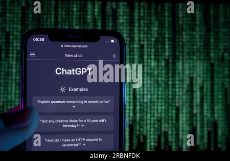 Azoren, Portugal - 21.01.2023: Smartphone-Bildschirm mit ChatGPT-Prompt-Webseite auf Matrixhintergrund. ChatGPT von OpenAI entwickelt Stockfoto