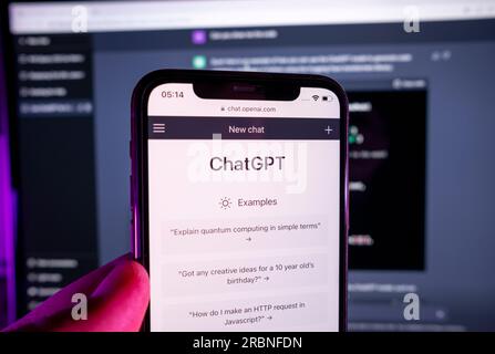 Azoren, Portugal - 21.01.2023: Smartphone-Bildschirm mit ChatGPT-Eingabeaufforderung auf dunklem Hintergrund. ChatGPT von OpenAI entwickelt Stockfoto