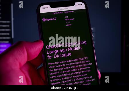 Azoren, Portugal - 21.01.2023: Smartphone-Bildschirm mit ChatGPT-Eingabeaufforderung auf dunklem Hintergrund. ChatGPT von OpenAI entwickelt Stockfoto