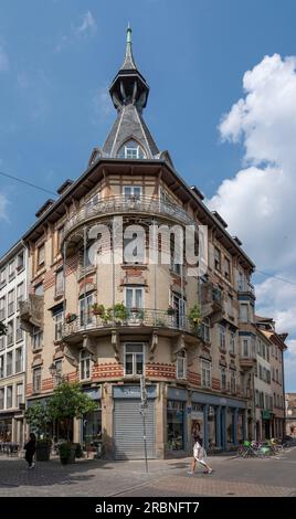 Straßburg, Frankreich - 05 19 2023: Blick auf ein typisches Haus in der Nähe der Kathedrale Stockfoto