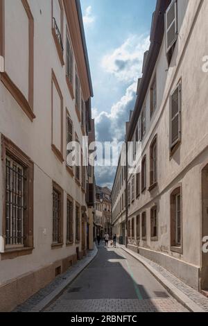 Straßburg, Frankreich - 05 19 2023: Blick auf die typische Straße in der Nähe der Kathedrale Stockfoto