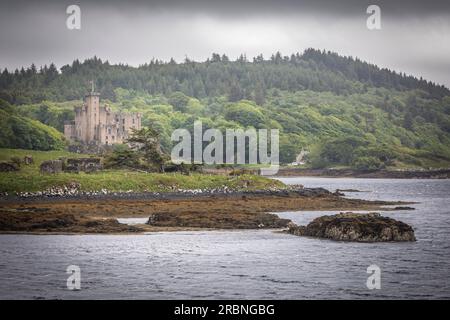 Dunvegan Castle auf Loch Dunvegan, Isle of Skye, Highlands, Schottland, Großbritannien Stockfoto