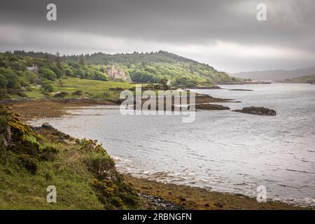 Dunvegan Castle auf Loch Dunvegan, Isle of Skye, Highlands, Schottland, Großbritannien Stockfoto