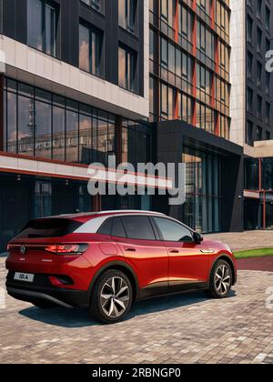 Kiew, Ukraine - 23. Juni 2023: Neuer roter Volkswagen ID4 in der City Street Stockfoto