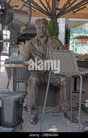 ZAGREB, KROATIEN - 3. JULI 2023: Kaffee mit Nikola Tesla, Skulptur von Nikola Tesla, Erfinder, Maschinenbauingenieur und Futurist, geboren in Smiljan, Croa Stockfoto