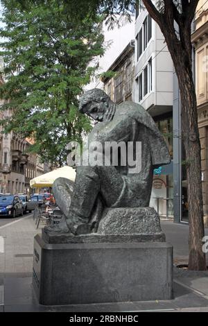 ZAGREB, KROATIEN - 3. JULI 2023: Nikola Tesla Skulptur in Zagreb. Das Denkmal wurde vom Bildhauer Ivan Mestrovic entworfen Stockfoto