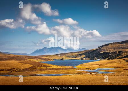 Blick über Loch Fada zu den Cuillin Hills, Isle of Skye, Highlands, Schottland, Großbritannien Stockfoto