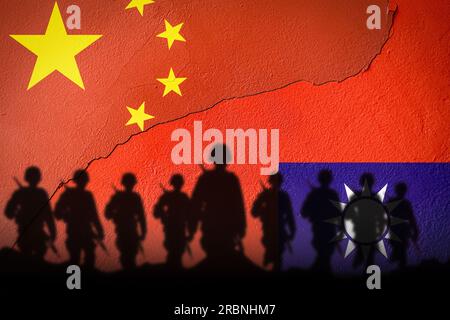Chinesische und taiwanische Flaggen auf einer Betonwand mit Soldatenschatten Stockfoto