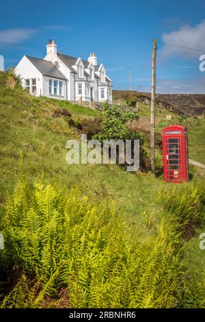 Weiße Hütte in Colbost mit roter Telefonzelle, Glendale, Isle of Skye, Highlands, Schottland, UK Stockfoto