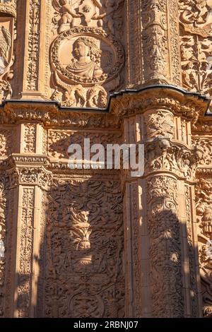 Details der alten Universität von Salamanca Plateresque Fassade - Salamanca, Spanien Stockfoto