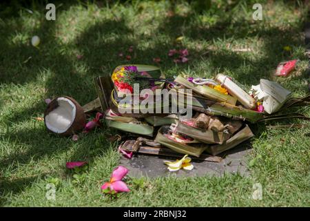 Canang Sari, gewebter Bambusbehälter mit Reis, Blumen, Weihrauch, Süßigkeiten und Obst. Das ist ein Opfer für die Götter, als Geste der Dankbarkeit in Bali Stockfoto