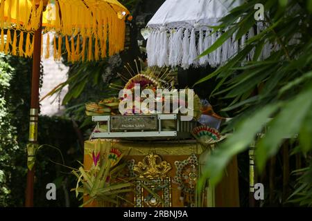 Canang Sari, gewebter Bambusbehälter mit Reis, Blumen, Weihrauch, Süßigkeiten und Obst. Das ist ein Opfer für die Götter, als Geste der Dankbarkeit in Bali Stockfoto