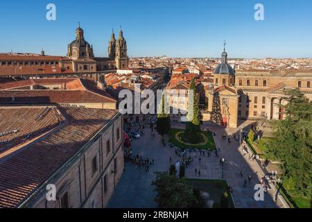 Luftaufnahme auf den Anaya-Platz mit Anaya-Palast und La Clerecia-Kirche - Salamanca, Spanien Stockfoto